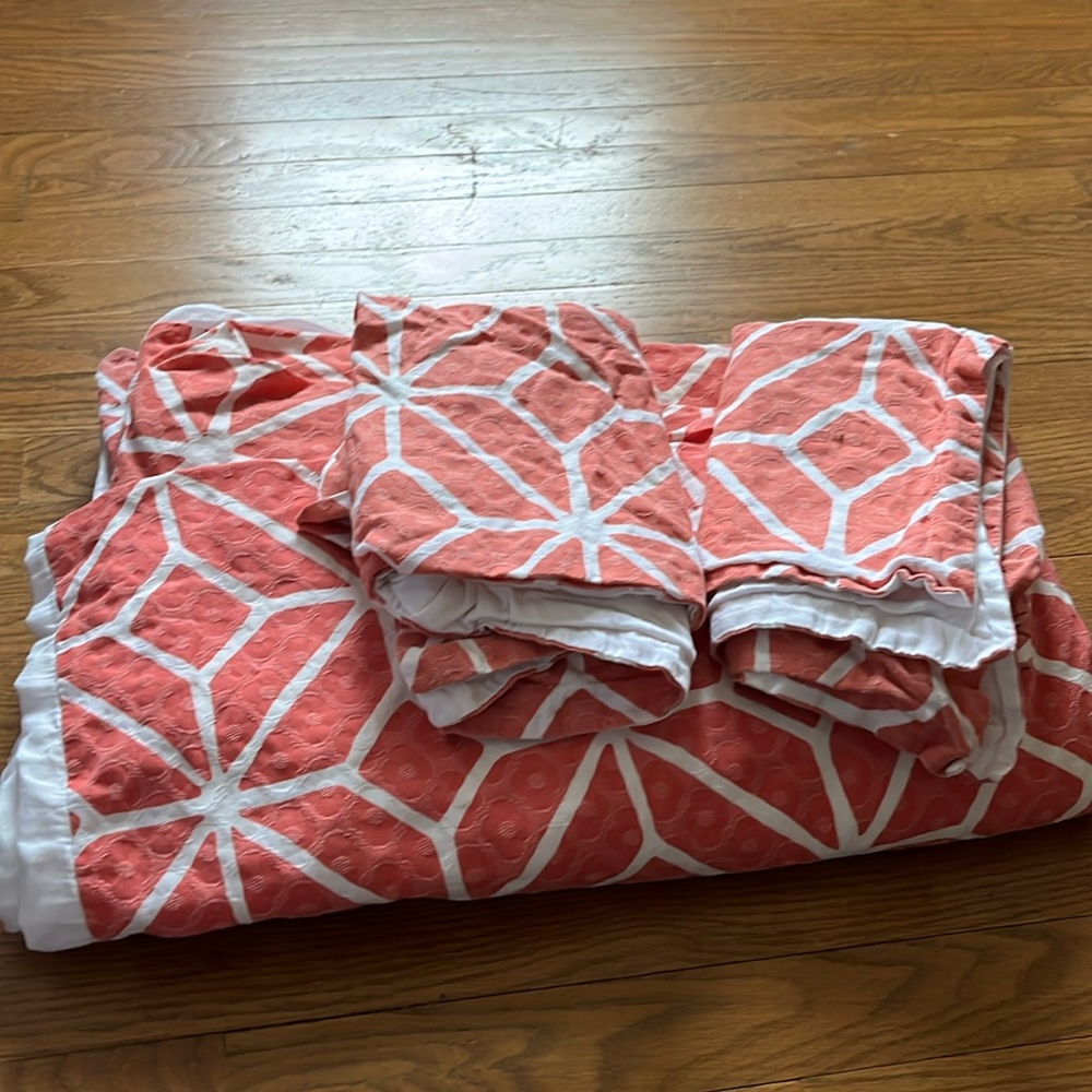 Queen size duvet cover and 2 pillow shams